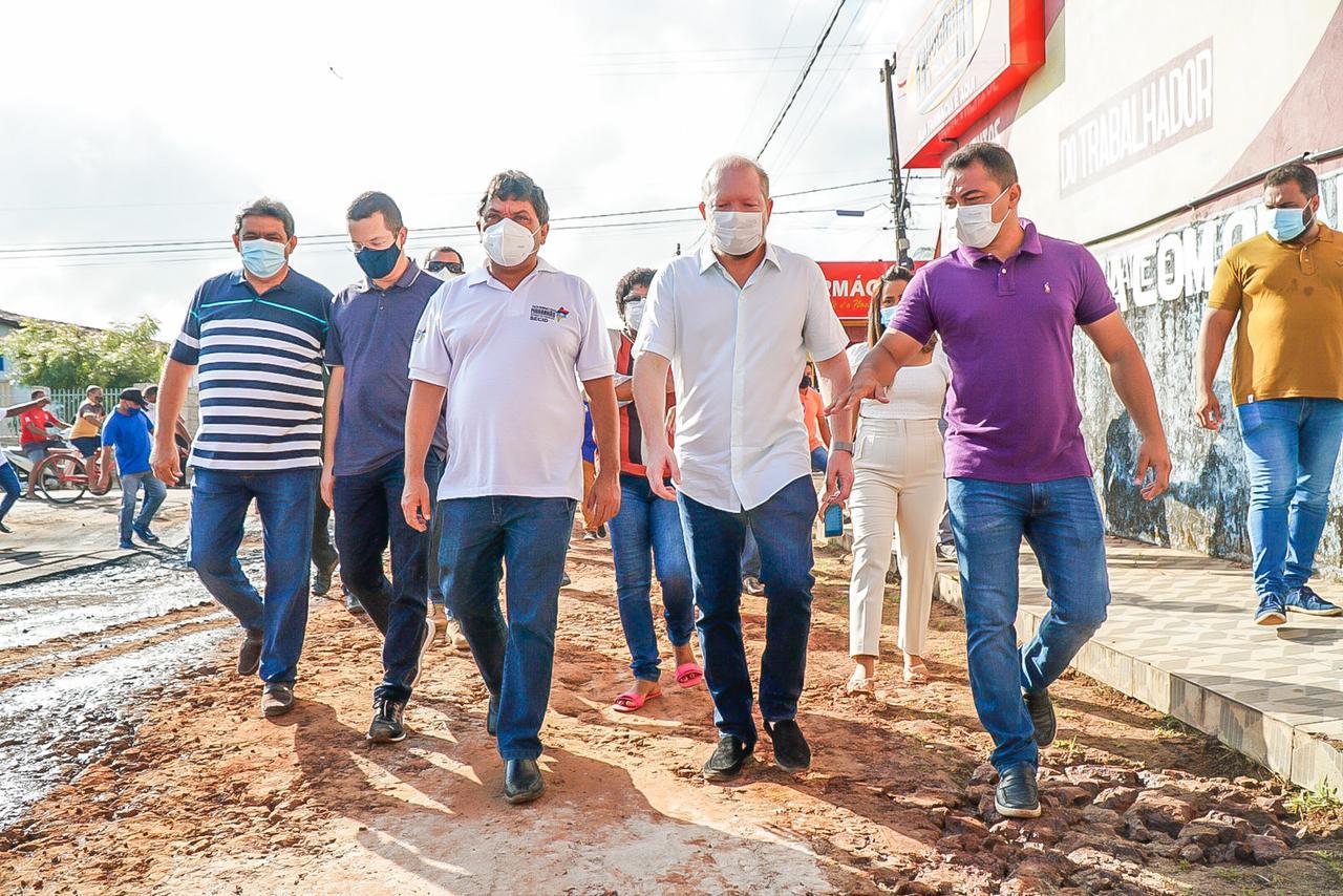 Secretário Márcio Jerry, deputado Othelino Neto e demais autoridades durante vistorias de obras em São Vicente Férrer do Maranhão (Foto: Divulgação)