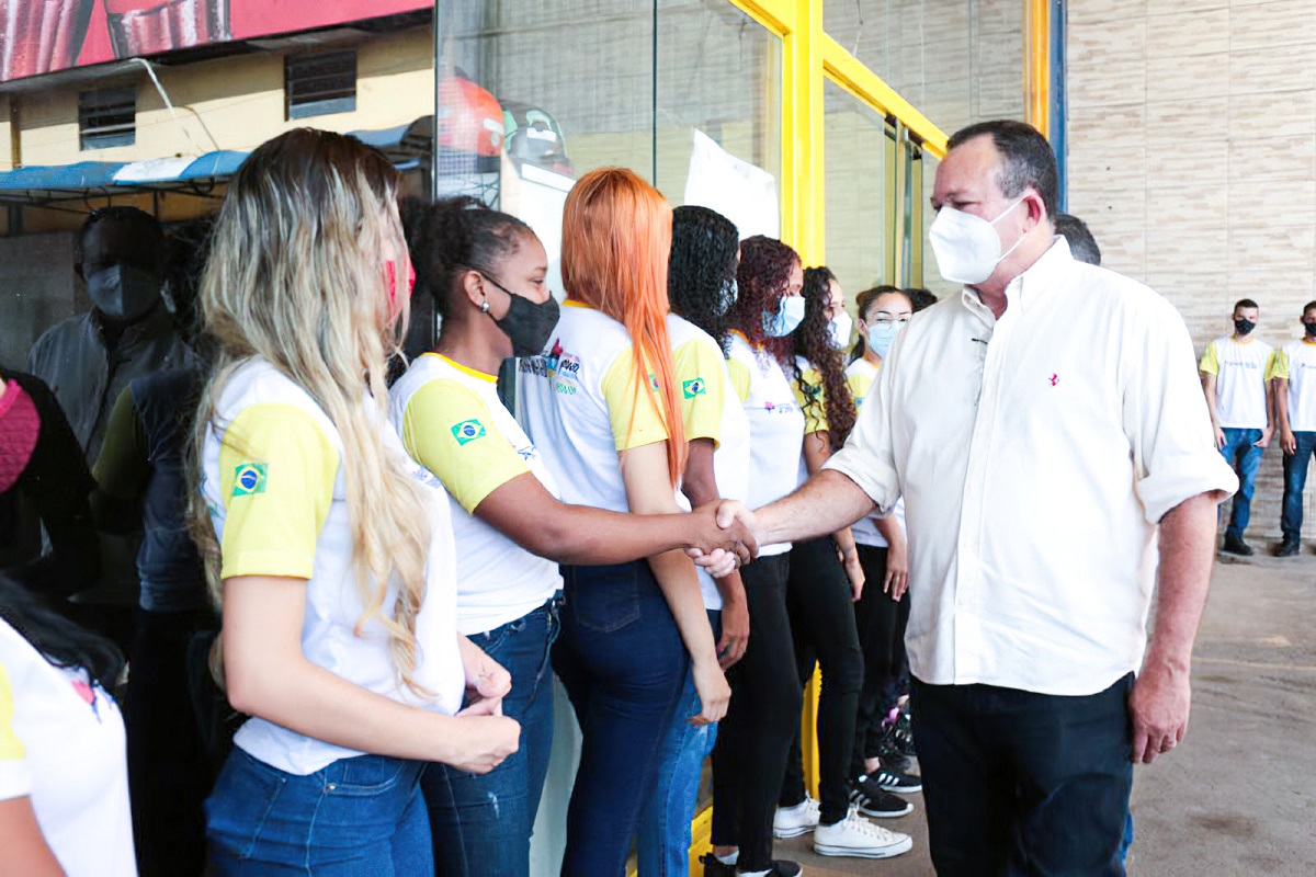 Carlos Brandão cumprimenta jovens beneficiados pelo Programa Trabalho Jovem (Foto: Júnior Foicinha)