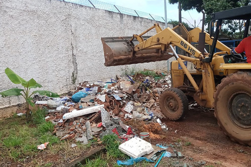 Operação retira 10 toneladas de entulho de escolinha do Gama