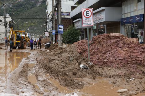 Trabalhos de desobstrução na Rua Teresa, bloqueada pela lama acumulada de deslizamentos de terra durante chuvas em Petrópolis.