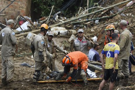 Bombeiros, moradores e voluntários trabalham no local do deslizamento no Morro da Oficina, após a chuva que castigou Petrópolis, na região serrana fluminense