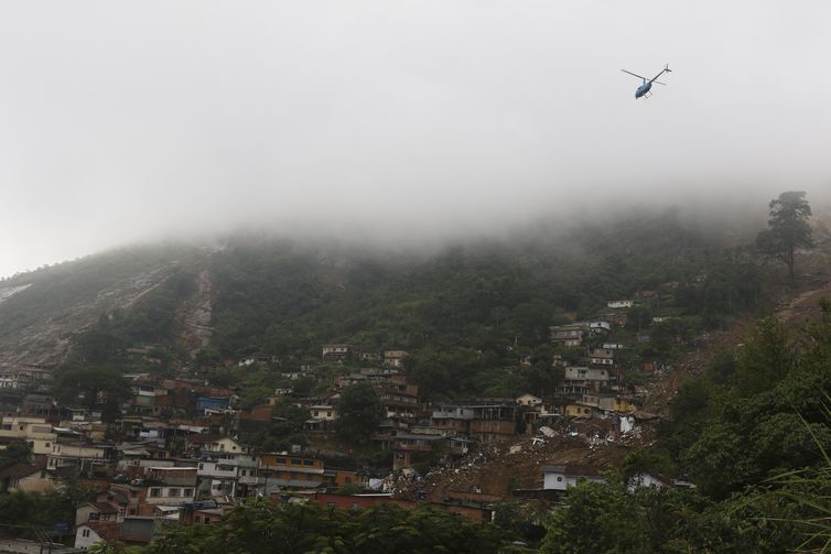 Bombeiros, moradores e voluntários trabalham no local do deslizamento no Morro da Oficina, após a chuva que castigou Petrópolis, na região serrana fluminense