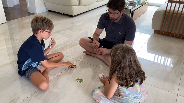 Pediatra Roberto Franklin brinca com os filhos para evitar exposição a telas.