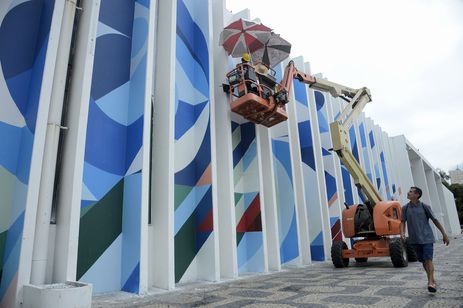 Grafiteiros pintam a fachada da Biblioteca Parque Estadual, no centro do Rio de Janeiro