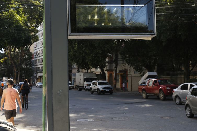 Termômetro de rua na Tijuca registra a onda de calor que atinge a cidade do Rio de Janeiro.