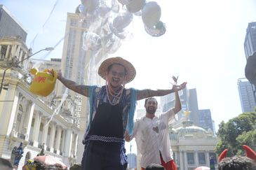 Bloco de carnaval desfila pela Cinelândia, no centro do Rio de Janeiro