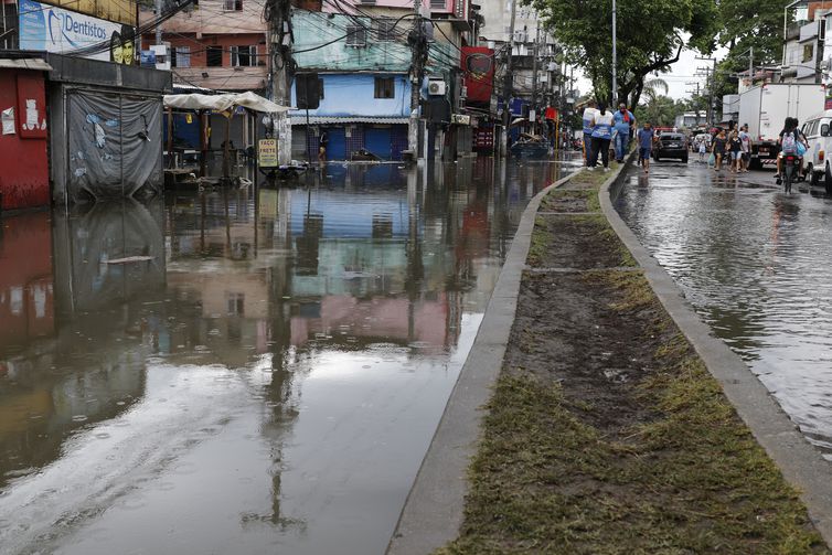 Moradores e comerciantes da comunidade de Rio das Pedras, zona oeste da cidade, sofrem com alagamentos devido às chuvas intensas que causaram estragos em vários pontos do Estado do Rio de Janeiro.