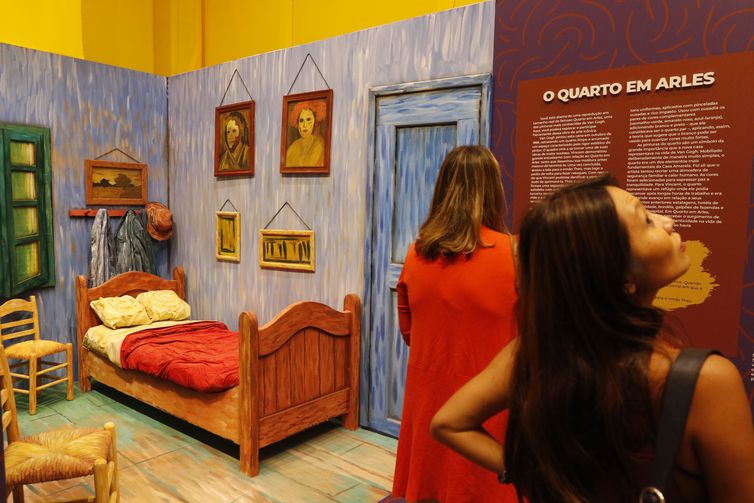 A exposição imersiva Van Gogh e seus Contemporâneos traz aos visitantes experiência digital com projeções em 360° e trilha sonora de obras do holandês e de outros pintores na Casa França-Brasil.