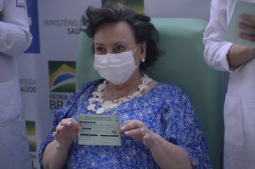 A médica pneumologista do Centro de Referência Professor Helio Fraga, da Fiocruz, Margareth Dalcolmo recebe a dose da vacina de Oxford/AstraZeneca na Fiocruz.