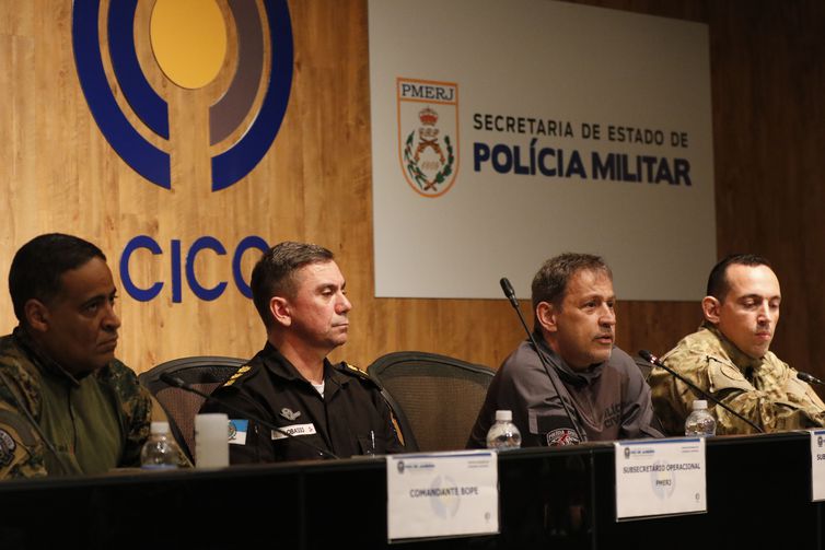 Representantes das Polícias Civil e Militar falam em coletiva de imprensa sobre a  operação com vítimas no Complexo do Alemão