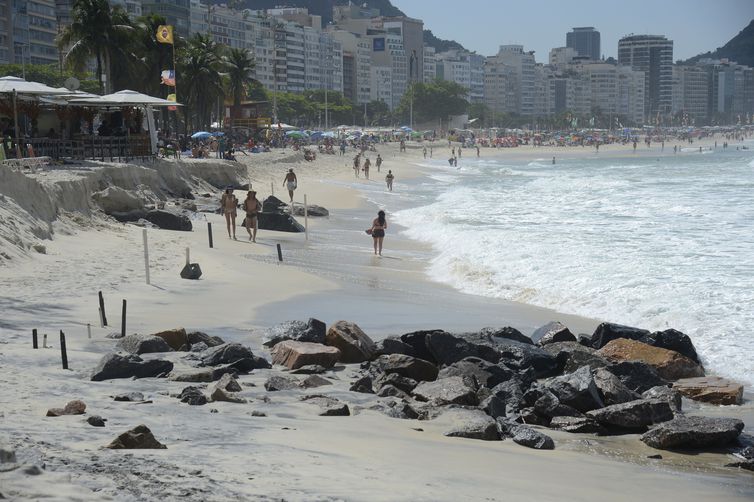 Mar toma faixa de areia na praia de Copacabana, zona sul do Rio de Janeiro