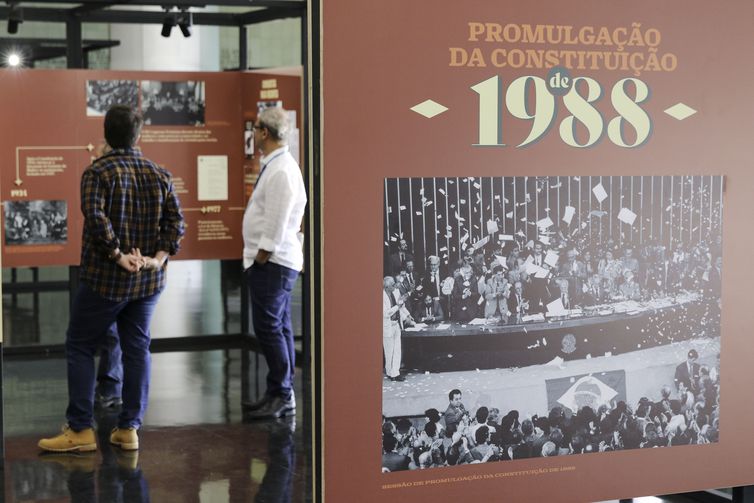 A exposição 200 Anos de Cidadania: O Povo e o Parlamento. A mostra, instalada no salão Negro do Congresso Nacioal, percorre os caminhos da Independência e retrata a evolução dos direitos sociais, coletivos, civis, políticos e étnico-raciais.