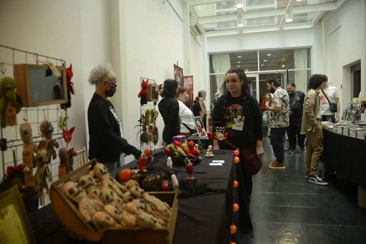 Festival de terror, Hell de Janeiro reúne artistas e suas obras em evento no Instituto Cervantes, no Rio de Janeiro.