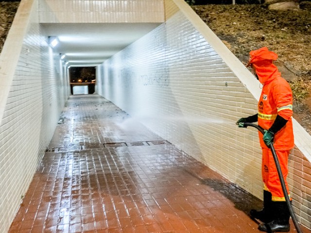 Passagens subterrâneas do Eixão são lavadas toda semana