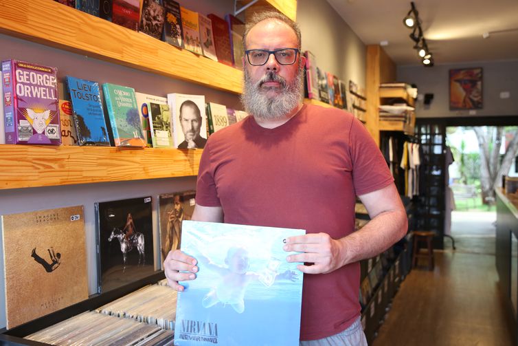 Brasília (DF), 29/03/2023 - Aumento das vendas de discos de vinil. João Marcondes é dono de loja especializada nesse ramo. Foto Valter Campanato/Agência Brasil.