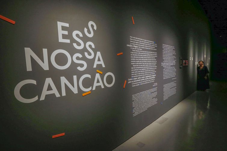 São Paulo 12/07/2023 - “Essa nossa canção”- A exposição, que estará em cartaz no primeiro andar do Museu, fala sobre a riqueza e a diversidade de nosso idioma na canção popular brasileira, que estará representada por diversos gêneros musicais, do rock ao pop, do samba ao sertanejo, do funk à bossa nova. 
Foto Paulo Pinto/Agência Brasil