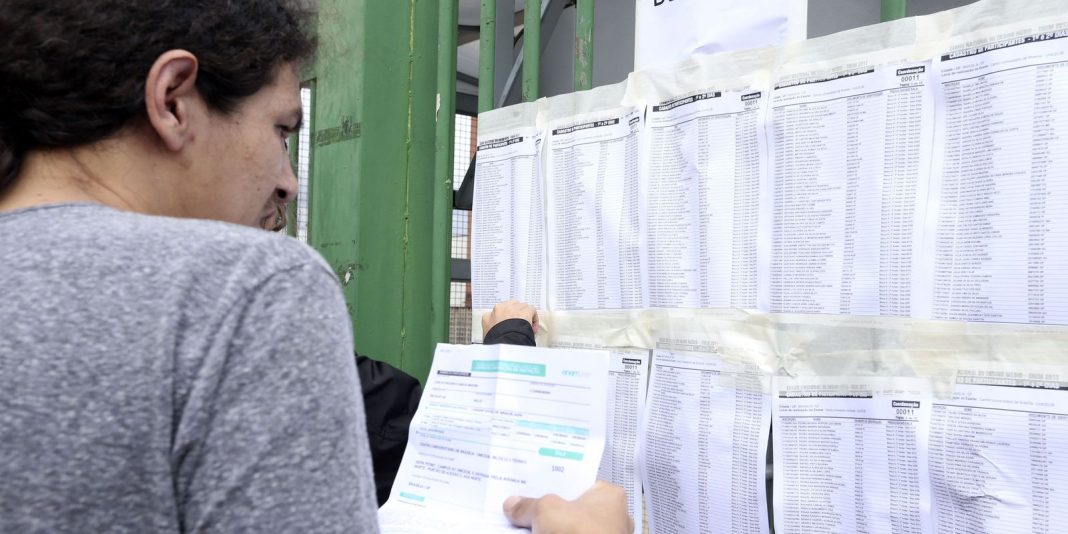 estudante_confere_lista_do_enem_-_foto_valter_campanato-arquivo_agencia_brasil.jpg