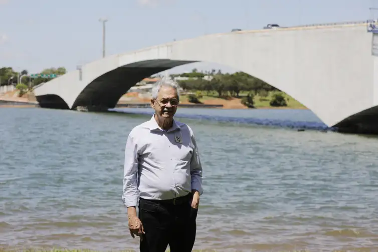 Brasília 27/03/2023 -   O ex ministro dos Direitos Humanos, Nilmário Miranda, durante ato na Ponte que se chamava Costa e Silva e passou a se chamar Honestino Guimarães na semana de luta pela Democracia, em homenagem aos mortos e desaparecidos políticos na Ditadura. 
Foto: Joédson Alves/Agência Brasil