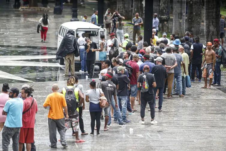 São Paulo (SP) 21/02/2024 - Estudo da UFMG mostra aumento do número de moradores de rua na capital. Moradores de rua recebem comida na Sé em SP.
Foto: Paulo Pinto/Agência Brasil