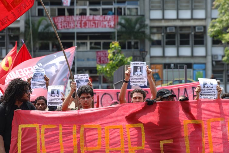 Rio de Janeiro (RJ), 19/09/2024 – Estudantes acampados no campus Maracanã da Universidade Estadual do Rio de Janeiro (Uerj) fazem manifestação em frente a instituição, na zona norte da capital fluminense. Foto: Tomaz Silva/Agência Brasil