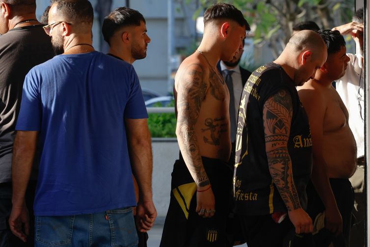 Rio de Janeiro (RJ) 23/10/2024 - Torcedores do time Peñarol, do Uruguai, envolvidos em confusão no Recreio dos Bandeirantes, são tradizos à Cidade da Polícia Civil. Foto: Fernando Frazão/Agência Brasil