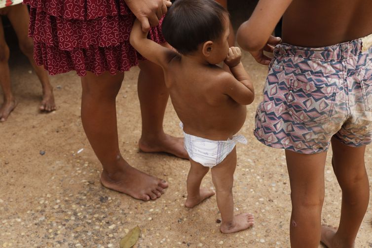 Crianças indígenas Yanomami nos arredores da Casa de Saúde do Índio, que presta acolhimento aos indígenas trazidos em situação de emergência para Boa Vista