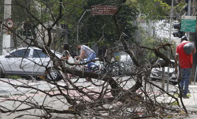 São Paulo (SP), 14/10/2024  -Ruas do bairro Bom Retiro com fabricas elojas semenergia elétrica desde sexta-feira devido as chuvas.Foto: Paulo Pinto/Agência Brasil