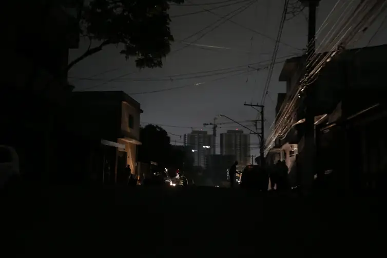 São Paulo (SP), 13/10/2024  -.Avenida Padre Arlindo Vieira no  bairro do Jabaquara sem energia elétrica desde sexta-feira devido as chuvas,.Foto: Paulo Pinto/Agência Brasil