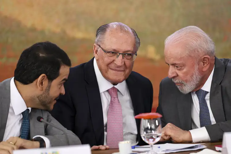 Brasília (DF), 25/10/2024 - O advogado-geral da União, Jorge Messias, o vice-presidente Geraldo Alckmin e o presidente Luiz Inácio Lula da Silva participam de cerimônia de assinatura do novo acordo de repactuação da reparação dos danos da tragédia de Mariana (MG). Foto: Marcelo Camargo/Agência Brasil