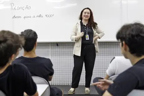 Brasília (DF), 30/10/2024 - Professora do colégio Galois, Hagda Vasconcelos, fala com alunos sobre dicas de redação para o Enem 2024. Foto: Bruno Peres/Agência Brasil