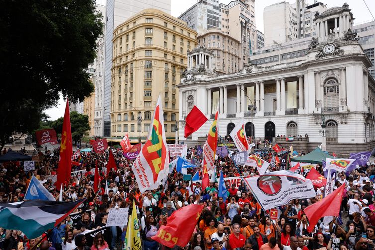 Rio de Janeiro (RJ), 15/11/2024 - Manifestantes se reunem em protesto pelo fim da jornada  de trabalho 6 x 1, na Cinelândia, centro da cidade. Foto: Tânia Rêgo/Agência Brasil