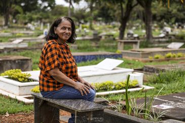 Brasília (DF), 02/11/2024 - Idalina Amorim, 73, veio visitar o túmulo da irmã e do cunhado no cemitério Campo da Esperança. Foto: Marcelo Camargo/Agência Brasil