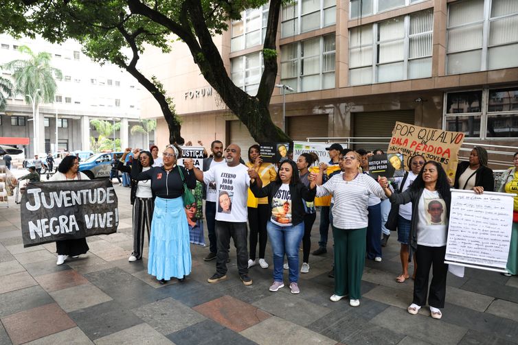 Rio de Janeiro (RJ), 11/07/2024 – Familiares e amigos de João Pedro, de 14 anos, morto durante uma operação policial no Complexo do Salgueiro, em São Gonçalo, em 2020, realizam manifestação em frente ao Tribunal de Justiça do Rio de Janeiro. Foto: Tomaz Silva/Agência Brasil