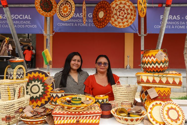 Rio de Janeiro (RJ), 14/11/2024 - As artesãs da Cooperativa Turiarte, de Santarém, Natália Dias Viana e Maria Ivaneide de Oliveira na Feira do G20 Social, no Boulevard Olímpico na zona portuária da capital fluminense. Foto: Tomaz Silva/Agência Brasil