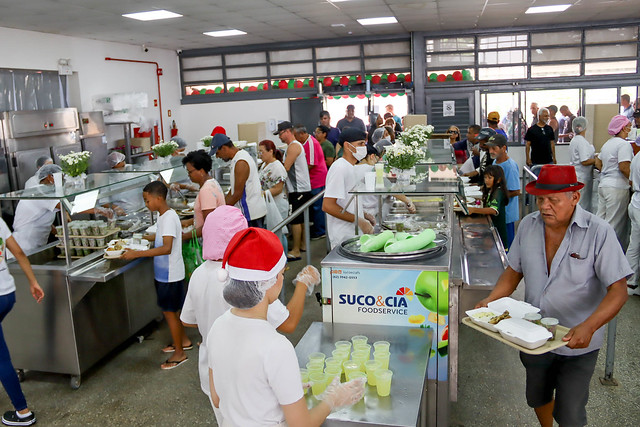 16/12/2024 - Ação leva brinquedos e a magia do Natal para o Restaurante Comunitário de Arniqueira