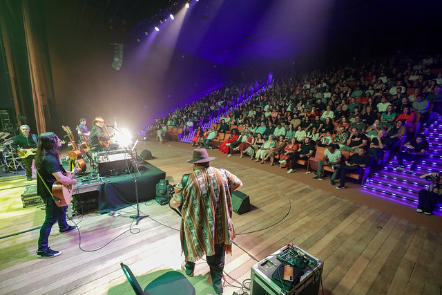 21/12/2024 - Brasilienses celebram noite no Teatro Nacional com apresentação de Almir Sater