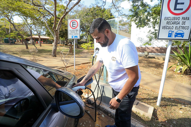 25/08/2024 - Uso de carros elétricos é incentivado com a instalação de novos pontos de recarga