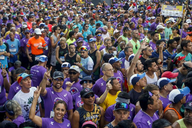 São Paulo (SP), 31/12/2024 - Disputa da 99ª Corrida Internacional da São Silvestre. A tradicional corrida de rua tem expectativa de receber cerca de 37.500 corredores, público recorde.
O percurso da São Silvestre tem largada na Avenida Paulista (entre as ruas Frei Caneca e Augusta), vai até o Centro histórico e volta para a Paulista pela subida da Avenida Brigadeiro Luiz Antônio - difíceis quilômetros finais. Acaba em frente ao prédio da Fundação Cásper Líbero.
Foto: Paulo Pinto/Agência Brasil