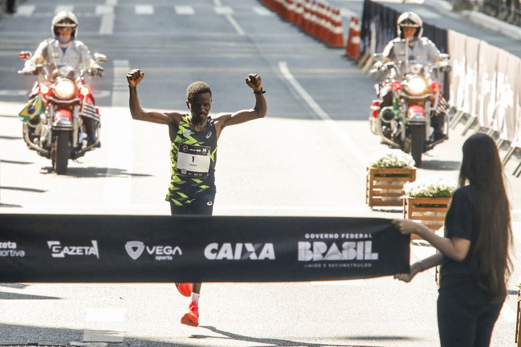 São Paulo (SP), 31/12/2024 - Wilson Too (01) cehga na primeira posição na disputa da 99ª Corrida Internacional da São Silvestre. A tradicional corrida de rua tem expectativa de receber cerca de 37.500 corredores, público recorde.
O percurso da São Silvestre tem largada na Avenida Paulista (entre as ruas Frei Caneca e Augusta), vai até o Centro histórico e volta para a Paulista pela subida da Avenida Brigadeiro Luiz Antônio - difíceis quilômetros finais. Acaba em frente ao prédio da Fundação Cásper Líbero.
Foto: Paulo Pinto/Agência Brasil