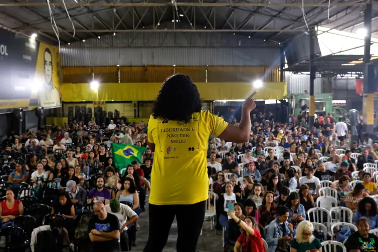 Rio de Janeiro (RJ), 04/12/2024 - Professores municipais votam em assembleia, na quadra da  Escola de Samba São Clemente, pela continuação da greve e contra o projeto de lei complementar que propõe mudanças no regime de trabalho e nas contratações no funcionalismo municipal (PLC 186/2024). Foto: Tânia Rêgo/Agência Brasil