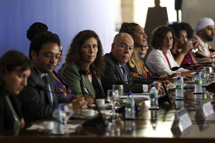 Brasília (DF), 04/12/2024 - A ministra da Gestão e da Inovação em Serviços Públicos, Esther Dweck, o ministro de Relações Exteriores, Mauro Vieira, e a ministra da Igualdade Racial, Anielle Franco, participam do lançamento do plano de ação do Minstério de Relações Exteriores para o Programa Federal de Ações Afirmativas. Foto: Marcelo Camargo/Agência Brasil