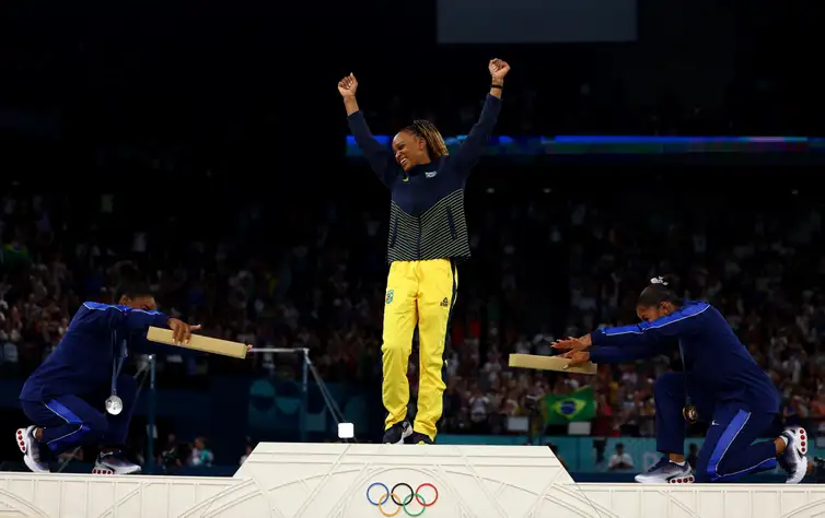 Norte-americanas Simone Biles e Jordan Chiles reverenciam Rebeca Andrade no pódio após brasileira conquistar medalha de ouro no solo na Olimpíada Paris 2024
05/08/2024 REUTERS/Hannah Mckay