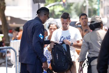 Rio de Janeiro(RJ), 31/12/2024 - Revista na entrada da orla de Copacabana.  Foto: Tânia Rêgo/Agência Brasil