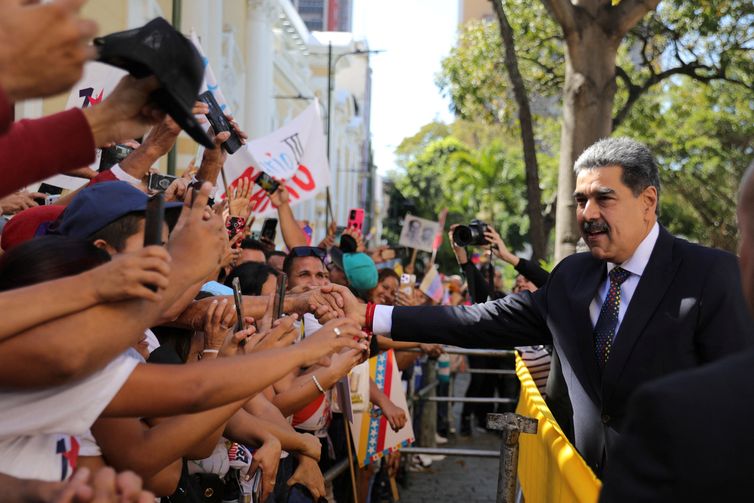 Venezuela's President Nicolas Maduro greets supporters as he arrives at the National Assembly to be sworn in for a third six-year term, in Caracas, Venezuela January 10, 2025. Marcelo Garcia/Miraflores Palace/Handout via REUTERS ATTENTION EDITORS - THIS IMAGE HAS BEEN SUPPLIED BY A THIRD PARTY