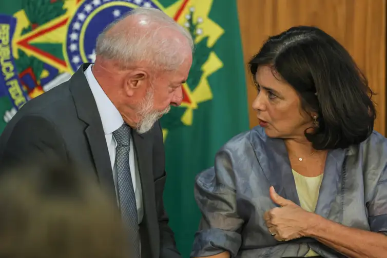 Brasília (DF), 25/02/2025 - Presidente Luiz Inácio Lula da Silva (e) ao lado da ministra da saúde, Nísia Trindade (d), durante cerimônia de assinatura de parcerias para fortalecimento da produção e inovação de vacinas e biofármacos
Foto: Jose Cruz/Agência Brasil