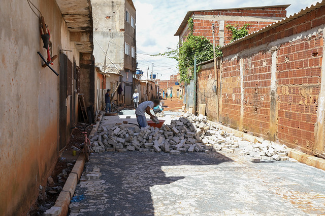 16/02/2025 - Fim da poeira: Pavimentação na Estrutural leva mais qualidade de vida aos moradores