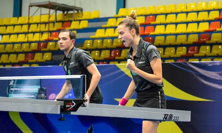 Hugo Calderan e Bruna Takahashi estreiam com vitória no  WTT Singapura Smash, o primeiro da temporada, em 02/02/2025