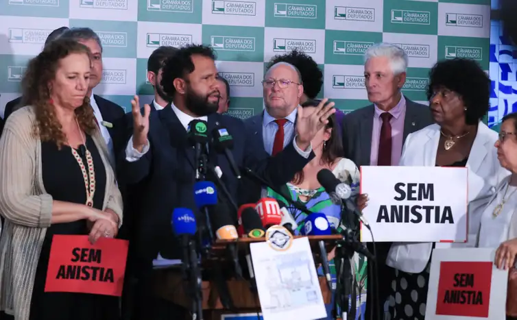 Brasília (DF), 19/02/2025 - Deputados e senadores da esquerda durante coletiva a imprensa no salão verde da Câmara. -Foto: Lula Marques/Agência Brasil/2025