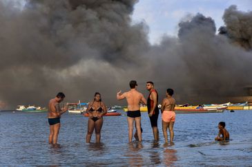 Rio de Janeiro (RJ) 09/02/2025 - Incêndio em fábrica gera risco de vazamento na Baía de Guanabara.
Foto: Rafael Wallace/Governo do Rio de Janeiro/Divulgação