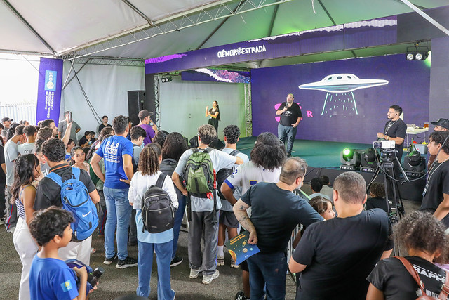 21/03/2025 - Ciência na Estrada desembarca em Samambaia com oficinas científicas e palestra de Sérgio Sacani